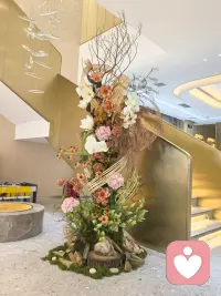 我们总试图用自己的三观丈量所有人，强求人人合拍、事事完美，总想改变他人、修正周遭。可到最后才发现，真正困住自己的，从来不是别人的选择，而是自己不肯变通的偏执。配图