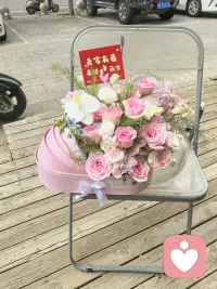 独处，是普通人零成本、无门槛的自我修行道场。远离人群嘈杂的时候，我们才能不带伪装直面自己：看清心底的浮躁、嗔怨、攀比这些持续消耗自己的负面心态，坦然接纳自身所有短板，不再把人生困境全部归咎于外界环境。所谓自我命运由自己主导，核心从来不是等待外界馈赠，而是独处时分一点点修正自己的内心状态。

 心性沉淀一分，人生格局拓宽一分。当你愿意守住独处时光，戒掉向外索取、向外依赖的执念，慢慢修出沉稳包容的内心内核，待人处事自然拥有清晰分寸，面对取舍拥有稳定底线。此时不必刻意向外寻求慰藉，稳定平和的内心状态，自然会吸引同频正向的人与机遇，完成人生第一层螺旋升维。

 
向外追逐千百次，不如独处半日修己。外界的慰藉只能短暂抚平焦虑，持续稳定的生活从容，永远来源于日复一日向内扎根的自我沉淀。