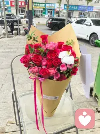 有这样一句话：
“自卑的人，一定比狂妄的人还要更加糟糕。

因为狂妄的人，也许还能抓到他生活中本来不是他的机会，但是自卑的人，永远会失去本来就属于他的机会。”
人在低处时，最难的不是让别人瞧得起你，而是要自己瞧得起自己。
相信自己，才能于人世风雨中站稳脚跟，挺直胸膛。

人生最好的姿态，是平视自己


唯有平视，才能看见最真实的自己。
《周易》有言：上交不谄，下交不渎。
不管别人位置有多高，都无需仰视；不管别人位置有多低，也不应去傲视。
始终不卑不亢，以平常心对待。配图