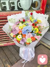 有这样一句话：
“自卑的人，一定比狂妄的人还要更加糟糕。

因为狂妄的人，也许还能抓到他生活中本来不是他的机会，但是自卑的人，永远会失去本来就属于他的机会。”
人在低处时，最难的不是让别人瞧得起你，而是要自己瞧得起自己。
相信自己，才能于人世风雨中站稳脚跟，挺直胸膛。

人生最好的姿态，是平视自己


唯有平视，才能看见最真实的自己。
《周易》有言：上交不谄，下交不渎。
不管别人位置有多高，都无需仰视；不管别人位置有多低，也不应去傲视。
始终不卑不亢，以平常心对待。配图