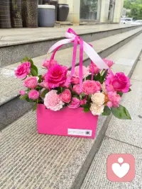 接纳，是停止喂养痛苦

《臣服实验》的作者迈克·辛格用四十年时间验证了一个道理：当我们放下个人好恶，不再与生命对抗，生命反而会带我们抵达意想不到的地方。

他说：“我不再想掌控自己的生活，我想要的是自由的展翅高飞。如果我在内心放弃抵抗，让生命之流来主宰一切又会怎么样？”

臣服不是懦弱，不是放弃。

臣服是接纳、不控制、向内求——是承认事情已经发生，停止用“不应该”来对抗现实。

我有一位朋友，创业失败欠了几十万债务。头半年他几乎崩溃，每天骂自己蠢、骂合伙人不靠谱、骂市场不景气。越骂越焦虑，越焦虑越失眠，身体也垮了。后来他做了一件事：接受“我失败了”这个事实。 不是认命，是承认。承认之后，他反而平静了，开始认真找工作还债。三年后债务还清，他说了一句话让我印象很深：“当我停止跟自己较劲，力气才真正用在了该用的地方”配图
