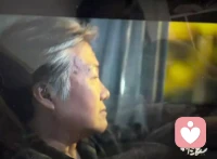 我昨天看完了李抗美和老李的纪录片
 
18年啊，她从洛阳跟着他跑到上海，陪他看病、逛迪士尼，每天早上互道早安，像两口子一样过了大半辈子。可直到他走，他俩连一张结婚证都没有。
 
他总说“不办证，我们就是最好的朋友”，她也总赌气回洛阳，可他一个电话，她又乖乖跑回上海。
 
直到他癌症晚期，她在病床前喂饭、擦身，忙前忙后，才突然反应过来：没有那张纸，病危通知她签不了，后事怎么安排她没发言权，最后连他走了的消息，还是从拍纪录片的人嘴里听到的。
 
好多人骂老李太狠心，可我看着看着，更心疼李抗美。
 
这18年，她把自己的人生全搭进去了，以为真心能换真心，以为陪伴能换陪伴，可到最后才发现：
没有被人坚定选择的感情，到最后全凭良心；没有给自己留后路的付出，再深的陪伴也抵不过一句“外人”。
 
其实我们好多人，都在犯和她一样的傻。
为了一段没结果的关系熬着，为了一个不确定的人耗着，总觉得“再等等就好了”“我再付出一点他就懂了”，可到最后，熬没了时间，耗没了自己，才发现最对不起的人是自己。
 
我们的人生，真的不该为别人的“不确定”买单。
你可以爱别人，但别把自己活成别人的附属品；你可以付出，但别把自己的底线全丢了；你可以期待，但别把所有的安全感，都拴在别人身上。

别人没有，那他永远都不会理解。
