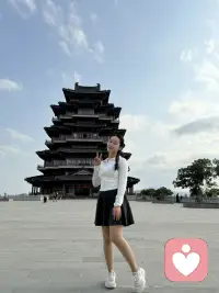 允许一切发生：
 允许遗憾，允许愚蠢，允许那些在你看来不完美的瞬间
 不要去纠结已经发生的事和烂掉的关系，也不要知道答案还去问为什么。
我尊重过往的一切，走错的路，说错的话，爱错的人，是他们成就了此刻的我。
要允许别人会变心，会权衡利弊，也允许你深爱的那个人深思熟虑后不再选择你。
真正的强大，不是对抗，而是允许一切发生。允许一切事与愿违，接受这世上所有的分道扬镳，然后成为那个给自己雪中送炭的人。
时间是抚平一切的良药，困顿的时候给自己一点时间。人间不过是个巨大的游乐场，不问前尘，只为尽兴一场，勇敢做自己。配图