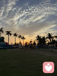 当你不再期待任何人时，你的人生才真正开始
后来才懂，人海里偶然的缘分，终究还是要回到人海里去。
我们总爱把安全感放在别人身上，觉得被爱着才圆满。
可细细想来，人在没牵挂、不对谁抱有期待时，情绪反倒最稳。
孤独从不是没人理的凄凉，而是生命留给你的一片旷野。当你不用再猜别人心思，不为关系患得患失时，可能会有点冷清，但那一刻，你完完全全拥有了自己。
坦然接受这世上或许没有完美的爱，其实是一种默默的释怀，那是只属于你一个人的、特别浪漫的自由。配图