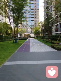 真正爱你的男人在你面前一定是自卑的，小心翼翼的。配图