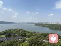 “一定要做一个淡淡的人，淡到对任何事情都无所谓，你不要去纠结别人喜不喜欢你，不要为了别人委屈自己，你就淡淡的过这一生，平静安稳的去努力生活，你要知道任何关系都没你的感受重要，能治愈你的也只有你自己，所以，你一定要把爱自己放在第一位…”配图