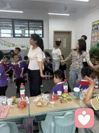 1. 心态纯粹，不内耗
心事简单，遇事不钻牛角尖，难过转瞬就翻篇，很少被杂念、顾虑困住。

2. 敢表达、不藏情绪
开心就笑，委屈就说，不刻意隐忍、不虚伪客套，活得直白坦荡。

3. 好奇心永不熄灭
对世界永远新鲜，愿意尝试新事物，不怕“不懂”，始终保有探索欲。

4. 专注当下，活在眼前
玩的时候全心投入，不会一边做事一边焦虑未来、纠结过去。

5. 知错就改，不记仇
闹别扭转眼和好，不纠结恩怨、不翻旧账，心胸简单豁达。

6. 勇敢无畏，不惧失败
摔倒了敢再站起来，不怕犯错、不怕出丑，敢想敢做。

向儿童学习，越简单越幸福越满足配图