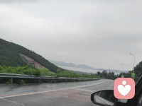 我很喜欢开车，可以治愈我的内心，尤其夜深人静的时候，开在无人的街道上，路很静，然后在听上自己喜欢的歌，点上一支🚬，这一刻内心得到了满足配图