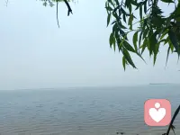 嫦娥在猪八戒眼里，是高不可攀的女神，
而在玉皇大帝面前，她只是一个舞女。
 不是嫦娥变了，而是看嫦娥的人变了。
同样的人，在不同人的眼里，是完全不同的价值。
 你视若珍宝的东西，可能在别人眼里，也不过如此。
 所以不必纠结自己在他人心中的位置，也不用为别人的冷淡而自我怀疑。
 人生本就是各花入各眼，千人千眼。我们只管勇敢的做好自己，发自己的光，让别人说去。配图