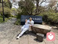春日里，红梅春晓的小确幸

阳光正好，微风不燥，今天把自己丢进了春日的温柔里。

坐在红梅春晓的石凳上，抬头是新绿的枝桠，耳边是风吹过竹叶的轻响，阳光透过叶隙洒下来，在地上投下斑驳的光影，暖融融地裹着人。比个剪刀手，不是为了摆拍，只是想把这一刻的轻松和开心，定格在镜头里。

都说红梅春晓是春日胜景，虽没赶上红梅盛放的时节，却撞见了另一种温柔的春意。石板路蜿蜒向前，远处的亭台藏在绿树间，连空气里都带着草木的清新味道。没有赶时间的匆忙，没有琐事的烦扰，就只是坐着，发呆，看云，感受风拂过脸颊的温柔，连呼吸都慢了下来。

原来快乐真的可以很简单，不过是一缕阳光、一阵清风、一片绿意，和一颗愿意慢下来的心。把所有的疲惫都留在风里，把这份春日的松弛揣进兜里，带着一身轻松，继续往前走啦。
您的心情也可以与我分享，期待您的到来🌹配图