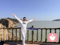 心情日志：藏在烟火里的小欢喜
日子像一杯温吞的白开水，平淡，却在细微处漾着清甜，今天的心情，是柔软又安稳的。
没有突如其来的惊喜，也没有扰人心烦的琐事，只是按着自己的节奏，慢慢走过一天。清晨被窗外的鸟鸣唤醒，不用赶时间，慢悠悠地洗漱，煮一碗热乎的粥，看着热气袅袅升起，心里便先暖了半截。走在出门的路上，风轻轻拂过脸颊，带着初夏独有的温润，路边的野花悄悄开着，不起眼，却自顾自地绽放着生机，忍不住停下脚步多看两眼，嘴角不自觉地弯起。
午后的时光最是惬意，泡上一杯清茶，坐在窗边，翻几页一直想读的书，阳光透过玻璃洒在身上，暖洋洋的，连时间都好像慢了下来。偶尔放下书本，看看窗外的云卷云舒，思绪飘得很远，又很快落回当下，没有焦虑，没有浮躁，只觉得内心一片平和。原来最舒服的心情，从不是大起大落的欢愉，而是这样不慌不忙的安稳。
傍晚归家，路过菜市场，看着热闹的烟火气，听着摊主热情的吆喝，挑几样新鲜的蔬菜，买一点爱吃的水果，心里满是踏实。回到家，简单做一顿晚餐，和家人聊着日常的琐碎，说说今天遇到的小事，没有惊天动地的话题，却句句都是温暖。饭后散散步，吹着晚风，看着天边渐渐暗下来的暮色，星星慢慢探出脑袋，一天的疲惫，都在这一刻消散殆尽。
原来好心情从不是靠外界的馈赠，而是藏在这些平凡的烟火瞬间里。不纠结过往，不忧虑未来，好好感受当下的每一分每一秒，珍惜身边的小美好，内心便会装满温柔与欢喜。这样平淡又安稳的日子，真好，愿往后每一天，都能怀揣这份简单的快乐，从容走过岁岁年年。配图