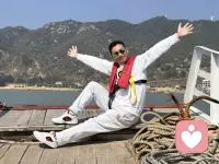 心情日志：甲板上的风，把快乐吹成了自由的形状
今天的心情，是被海风托起来的。
踩在带着旧木纹的甲板上，粗糙的麻绳、锈迹的船锚，都在无声诉说着和大海的故事。穿上救生衣的那一刻，好像也卸下了所有紧绷的情绪，只剩下对眼前山海的向往。张开双臂的瞬间，风从四面八方涌来，带着咸湿的气息，把所有的疲惫和杂念都吹散了。远处的青山连绵起伏，海面在阳光下泛着细碎的光，连呼吸都跟着慢了下来，变得又轻又缓。
没有催着赶路的闹钟，没有让人焦虑的消息，只有船板轻微的晃动，和海浪拍打的节奏。阳光落在身上，暖得刚刚好，眯起眼睛时，连风的形状都变得温柔。原来快乐从不是轰轰烈烈的瞬间，而是这样被自然包裹着的松弛——不用刻意做什么，不用勉强自己什么，只要站在这里，看着山海，吹着海风，就能被治愈得干干净净。
原来生活最棒的馈赠，就是这样毫无保留的自由。不用奔赴远方，也能在风里找到自己。今天的快乐，被大海稳稳接住了，也被我好好收藏在了心底。愿往后的日子，也能常常这样，迎着风，带着笑，把平凡的日子，过成自己喜欢的模样。配图