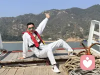 心情日志：甲板上的风，把快乐吹成了自由的形状
今天的心情，是被海风托起来的。
踩在带着旧木纹的甲板上，粗糙的麻绳、锈迹的船锚，都在无声诉说着和大海的故事。穿上救生衣的那一刻，好像也卸下了所有紧绷的情绪，只剩下对眼前山海的向往。张开双臂的瞬间，风从四面八方涌来，带着咸湿的气息，把所有的疲惫和杂念都吹散了。远处的青山连绵起伏，海面在阳光下泛着细碎的光，连呼吸都跟着慢了下来，变得又轻又缓。
没有催着赶路的闹钟，没有让人焦虑的消息，只有船板轻微的晃动，和海浪拍打的节奏。阳光落在身上，暖得刚刚好，眯起眼睛时，连风的形状都变得温柔。原来快乐从不是轰轰烈烈的瞬间，而是这样被自然包裹着的松弛——不用刻意做什么，不用勉强自己什么，只要站在这里，看着山海，吹着海风，就能被治愈得干干净净。
原来生活最棒的馈赠，就是这样毫无保留的自由。不用奔赴远方，也能在风里找到自己。今天的快乐，被大海稳稳接住了，也被我好好收藏在了心底。愿往后的日子，也能常常这样，迎着风，带着笑，把平凡的日子，过成自己喜欢的模样。配图