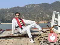 心情日志：甲板上的风，把快乐吹成了自由的形状
今天的心情，是被海风托起来的。
踩在带着旧木纹的甲板上，粗糙的麻绳、锈迹的船锚，都在无声诉说着和大海的故事。穿上救生衣的那一刻，好像也卸下了所有紧绷的情绪，只剩下对眼前山海的向往。张开双臂的瞬间，风从四面八方涌来，带着咸湿的气息，把所有的疲惫和杂念都吹散了。远处的青山连绵起伏，海面在阳光下泛着细碎的光，连呼吸都跟着慢了下来，变得又轻又缓。
没有催着赶路的闹钟，没有让人焦虑的消息，只有船板轻微的晃动，和海浪拍打的节奏。阳光落在身上，暖得刚刚好，眯起眼睛时，连风的形状都变得温柔。原来快乐从不是轰轰烈烈的瞬间，而是这样被自然包裹着的松弛——不用刻意做什么，不用勉强自己什么，只要站在这里，看着山海，吹着海风，就能被治愈得干干净净。
原来生活最棒的馈赠，就是这样毫无保留的自由。不用奔赴远方，也能在风里找到自己。今天的快乐，被大海稳稳接住了，也被我好好收藏在了心底。愿往后的日子，也能常常这样，迎着风，带着笑，把平凡的日子，过成自己喜欢的模样。配图