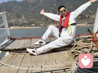 心情日志：甲板上的风，把快乐吹成了自由的形状
今天的心情，是被海风托起来的。
踩在带着旧木纹的甲板上，粗糙的麻绳、锈迹的船锚，都在无声诉说着和大海的故事。穿上救生衣的那一刻，好像也卸下了所有紧绷的情绪，只剩下对眼前山海的向往。张开双臂的瞬间，风从四面八方涌来，带着咸湿的气息，把所有的疲惫和杂念都吹散了。远处的青山连绵起伏，海面在阳光下泛着细碎的光，连呼吸都跟着慢了下来，变得又轻又缓。
没有催着赶路的闹钟，没有让人焦虑的消息，只有船板轻微的晃动，和海浪拍打的节奏。阳光落在身上，暖得刚刚好，眯起眼睛时，连风的形状都变得温柔。原来快乐从不是轰轰烈烈的瞬间，而是这样被自然包裹着的松弛——不用刻意做什么，不用勉强自己什么，只要站在这里，看着山海，吹着海风，就能被治愈得干干净净。
原来生活最棒的馈赠，就是这样毫无保留的自由。不用奔赴远方，也能在风里找到自己。今天的快乐，被大海稳稳接住了，也被我好好收藏在了心底。愿往后的日子，也能常常这样，迎着风，带着笑，把平凡的日子，过成自己喜欢的模样。配图