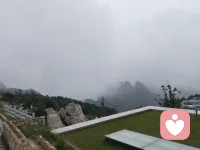 把耳朵借出去，把判断收回来。

想做个优秀的倾听师，先记住一句话：你不是来解决问题的，是来陪对方待一会儿的。很多人一上来就想给建议、帮出主意，结果把倾诉者带偏了，焦点全跑到了现实层面。配图