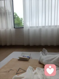 ​真正的自己，是谁？回归心、回到自己，深深扎根本体，自然长成大树🌳，枝繁叶茂。完后，外在所有，自动、毫不费力地发生🙏🙏

读书也好、画画也好、颂钵也好、星座也好、品酒也好……等等，透过所有的形式与内容，去触碰那个最里面的自己，真实的存在，当生命在交流时候，自然就有温度、有深度🍃🍃
​
​照镜子。人、事、物、情景，都是镜子，照见自己🌟🌟配图