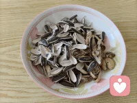 好久好久好久没打芝麻糊了😍😍

​今儿终于想喝它了，还想要甜甜的，加了一把桂圆干。不过淘宝买的桂圆干品质不够位，没有从表姐家拿的正味。等7、8月咯，新鲜桂圆干出来了再囤货。
​
​在饮食中加入生食。生花生🥜、生瓜子，也吃得很满足😋😋
​
​大理·实现羽衣甘蓝自由，不是梦😘😘
​看看那两小宝，希望大大的，哇🌱🌱
​很快，就可以羽衣甘蓝蔬果昔啦😜😜
​
​关于吃。吃什么、怎么吃，完全取决于自己想要什么样的身体。
​
​生食，能量直接供养身体。熟食，身体需要额外花能量去消化、吸收。
​
​生食(果食、蔬果昔)，素食，身体更轻盈，更容易接收高维智慧；
​熟食，特别是肉食，吃完身体昏睡、沉重，那是下沉的，觉知力被拉低……
​
​每个人，身体体质很不一样。根据自己身体当下的情况来吃，最为智慧🌟🌟配图