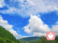 蓝天包容万象，流云随性而行，
这便是我内心最向往的人生状态。配图