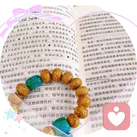泡一壶温茶，摊开书本，雨声做背景音，不用强迫高效，只顺着自己的节奏阅读、思考。温热茶汤舒缓交感神经，独处环境降低社交焦虑，这种不被催促的慢节奏，能有效缓解一周积累的内耗。