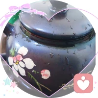 泡一壶温茶，摊开书本，雨声做背景音，不用强迫高效，只顺着自己的节奏阅读、思考。温热茶汤舒缓交感神经，独处环境降低社交焦虑，这种不被催促的慢节奏，能有效缓解一周积累的内耗。