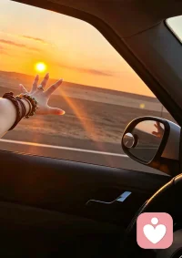 一路向前，曾经总习惯一个人奔赴山海。
如今旅途有这里的朋友们，会关心我，到哪里了，
会给我连麦，陪伴我，感恩你们的陪伴……
看遍沿途风光，喧器被风吹散。
享受当下这份难得的惬意，心怀热忱，
永远期待生活接踵而至的美好。