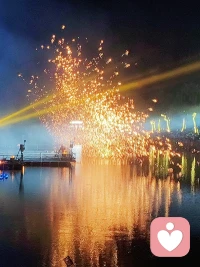 顶着盛夏高温来到山海关，赴一场非遗打铁花之约。
滚烫铁水腾空而起，漫天星火洒落雄关古城之下。
纵然天气燥热，当铁花盛开的一瞬间，所有等待都值得。
千年非遗，独属于中国人炽热的浪漫，人间万般美好，都值得奔赴。