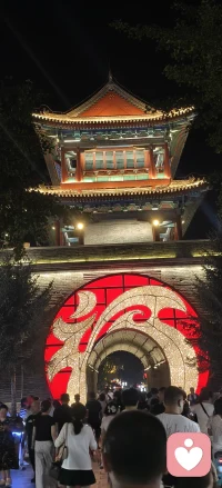顶着盛夏高温来到山海关，赴一场非遗打铁花之约。
滚烫铁水腾空而起，漫天星火洒落雄关古城之下。
纵然天气燥热，当铁花盛开的一瞬间，所有等待都值得。
千年非遗，独属于中国人炽热的浪漫，人间万般美好，都值得奔赴。
