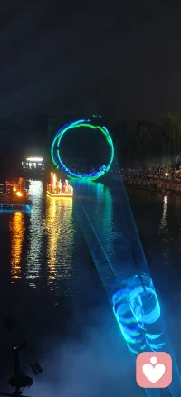 顶着盛夏高温来到山海关，赴一场非遗打铁花之约。
滚烫铁水腾空而起，漫天星火洒落雄关古城之下。
纵然天气燥热，当铁花盛开的一瞬间，所有等待都值得。
千年非遗，独属于中国人炽热的浪漫，人间万般美好，都值得奔赴。