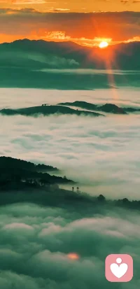 每个人的一生，都会经历一段沉默难
熬的时光，也许是工作的压力，也许是生活的琐碎
也许是人际关系的疲惫，也许是无人理解的孤独。
在那些日子里，你可能会觉得看不到希望，觉得自
己撑不下去，甚至怀疑努力的意义。但请你一定相
信，没有谁的人生永远光亮，也没有谁的道路一直
平坦，黑暗的存在，是为了让你更清楚地看见光；
困难的存在，是为了让你变得更坚韧、更强大、更
从容。你不必和别人比进度，也不必因为暂时的落

后就否定自己，每个人都有自己的节奏，每个人都
有自己的花期。你只管努力、慢慢沉淀、默默坚持
那些你吃过的苦、扛过的难、忍过的委屈，终会变
成照亮你前路的光。
