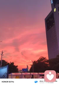 成年人的感情，一半是珍惜，一半是释怀。珍惜遇见的温柔，释怀走散的遗憾。不必纠缠过往，不用强求圆满，爱过就够，放过自己，也放过回忆，往后各自安好，静待来日相逢。配图
