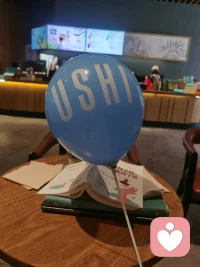把心放空一点，不是让你什么都不想，而是把那些多余的东西倒掉。
就像一间屋子，堆满了旧家具，阳光再好也照不进来。
腾出点地方，风和光才能进来。
心也是一样，少装点执念，多留点余地，日子反而过得敞亮。配图