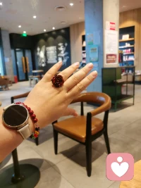 人这一辈子，
其实真正属于自己的，
只有两样东西：
一个是健康，一个是心情。
钱再多，没了健康也是徒劳；
名再大，天天不开心也是煎熬。
别为不值得的人生气，
别为不属于自己的东西焦虑。
饿了就吃，累了就歇，
困了就睡，烦了就看淡。
日子是过给自己的，
不是演给别人看的。
往后余生，
身体无病，心里无事，
身边有人，眼里有光，
就是好的生活。