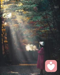 杨绛先生曾说：
你的年龄应该成为你生命的勋章，
而不是伤感的理由，
人生一站有一站的风景，
一岁有一岁的味道，
无论别人如何待你，
都要好好珍视自己，
对得起内心的那一抹骄傲，
在自己的世界里独善其身，
在别人的世界里顺其自然。 ​​​配图