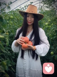 每个人都需要一个知心的朋友，来分享自己的情感和困惑。作为专业的倾听师，我将用最温暖的心去聆听您的故事。愿我的声音能像一缕清风，吹散你心头的烦恼，带给你片刻的宁静与愉悦。🍃配图