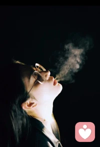 稳定的情绪和强烈的爱无法共存，人只有在不爱任何人的时候，才会情绪稳定。当你不爱任何人的时候，会最轻松，最快乐。如果一个人对你没有情绪，从不计较，从不生气，从不失落，你猜，是什么原因？配图