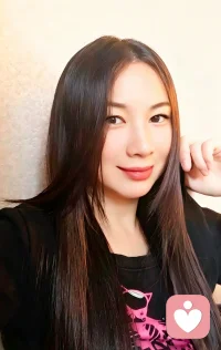 二十岁的美丽，是与生俱来的天赋。而三十五岁、四十五岁的美丽，已是一种人生的态度。我不惧老去，因为，让我们外表美丽的是我们的心灵。