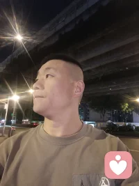 - 简介：47岁大叔，温和包容，有丰富人生阅历。擅长情感陪伴、情绪疏导、倾听心事，耐心不评判，给你安心踏实的陪伴。配图