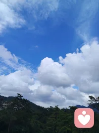 暂时暴雨过后的晴朗天空