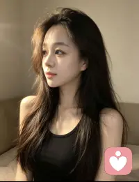 其实我们每个人，都藏着一段专属的爱情故事。
有人圆满相守，有人遗憾退场，有人爱到热烈，也有人悄悄放下。
没有一模一样的剧情，也没有绝对完美的结局。
爱过、心动过、遗憾过、释怀过，都是真实的我们。
不必羡慕别人，也不必为难自己，
那些经历过的温柔与心酸，终会成为成长里最珍贵的印记。配图