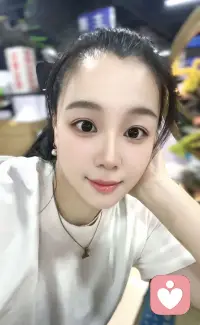 人总需要片刻的快乐，来爱上这日复一日的生活，那些以为会很漫长的十年八载，终究成了指缝间握不住的流年配图
