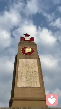 尝试用简单的文字来描述神经元之间是怎么传递信号的：“神经元之间的信号传递就像接力赛。一个神经元长出很多树突，用来接收别的神经元发来的信号。这些信号通过细胞质传到细胞体（细胞核所在的地方），在这里所有信号会不断叠加。当叠加的总和超过某个‘阈值’时，神经元才会产生一个动作电位——这就好比决定‘跑！’。

然后，这个动作电位沿着轴突快速传到末端。末端里储存着装着神经递质的小囊泡，信号到达后，神经递质就被释放出来，穿过突触前膜进入突触间隙。它们就像钥匙一样，去匹配下一个神经元突触后膜上的受体。匹配成功了，信号就传给了下一个神经元；没被匹配的神经递质会被回收，下次还能再用。

如果同样的信号反复传递，两个神经元之间的联系会越来越牢固，外面还会包裹上一层髓鞘。髓鞘就像给电线包上绝缘皮，能让信号传得更快、更稳。”