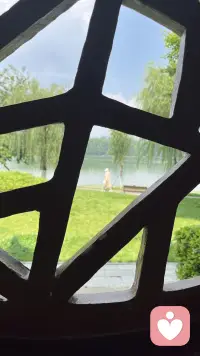 能治愈我们的往往是我们的热爱和感受，一顿热气腾腾的美食、一杯奶茶、一本书、一朵花、一片云、一句话、一个笑脸…，这些点点滴滴的小事，会在某一刻触动我们心底最柔软的地方，悄悄抚平了所有的委屈与低落。