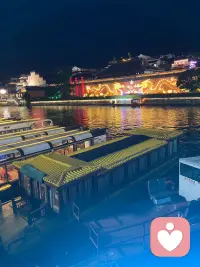 后来才慢慢懂，
有些告别没有再见，有些人只能放在心里。

我们都在悄悄自愈，把委屈藏进深夜，把情绪调成静音。
那些熬不完的难过、放不下的遗憾，没人能真正感同身受。

风会吹走心事，时间会抚平褶皱，
不用逼自己马上释怀，允许自己难过，允许慢慢放下。
你已经很勇敢了，一个人撑过了好多难熬的时刻。

别太为难自己了，
人间烟火，慢慢走，慢慢熬，
总有一天，心里的雨，会悄悄停。配图