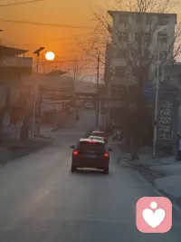 假期的热闹慢慢散场，上班第一天，表面回归忙碌，心里却空落落的。不是不想好好生活，只是情绪还停在松弛里，不愿被现实推着往前走。你是不是也戴着正常的面具，藏着一身疲惫与迷茫？配图