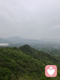 高情商沟通：不吵架的翻盘术
不吵架的底层逻辑​

本质是避免共输博弈：吵架是双方诉求不一致时，试图用情绪对抗让对方屈服，实则消耗能量且无法解决问题

高情商处理方式：通过冷处理避免陷入自证清白陷阱

情绪管理方法论​

情绪传染定律：好情绪吸引好能量，坏情绪引发恶性循环

主动权掌控：停止内耗→降低情绪反应→提升沟通能力→重建信任关系

关键转折点：当意识到对话不在同一频道时，立即切换非对抗沟通模式