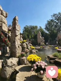 万物皆藏惊喜，人生总有暖光，喜欢就争取，得到就珍惜，失去就忘记。别给情绪加滤镜，健康快乐即顶配。敬岁月，敬远方，敬千万次热爱生活的自己。