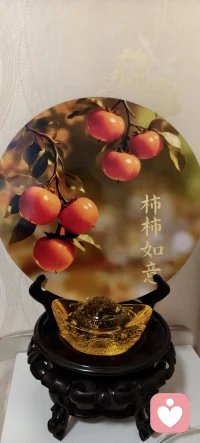 走过六十载春秋，听过太多悲欢，真正的倾听不是给答案，而是陪你把心里的结慢慢松开，无论你的故事多复杂，在这里，都被允许，也被理解，一一用岁月沉淀的耐心，陪你走一段路。配图