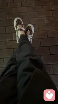晚上一个人散散步挺好的配图