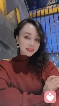 “爱自己，让痛苦成为重生的契机。”  痛苦与矛盾是生命的馈赠，它们提醒你回归真实——不强求完美，不沉溺幻想，而是专注此刻的快乐与热爱。活在当下，就是对“完美”的终极诠释。